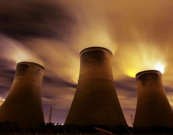 Тепловая станция «Fiddlers Ferry» (Паром скрипачей), работающая на угольном топливе, произвела выброс испарений 16 ноября 2009 г в Варингтоне, Великобритания. Поскольку мировые лидеры планируют провести встречу на высшем уровне по вопросам климата в Копенгагене, размещение в Интернете взломанных электронных писем вызвало негодование ученых, занимающихся проблемами климата. Фото: Christopher Furlong/Getty Images 