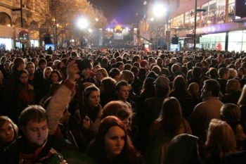 Люди празднуют 20 годовщину Бархатной революции во вторник, на Narodni Trida в Праге. Фото: Милан Кайнек /Великая Эпоха