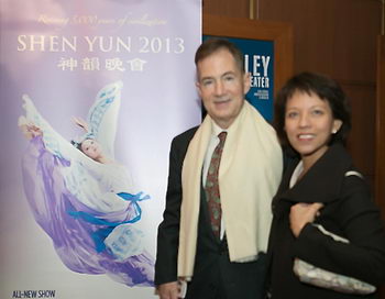 Гровер Джозеф Рис III, бывший посол, посетил Shen Yun в центре Кеннеди с женой 29 января. Фото: Lisa Fan/Великая Эпоха (The Epoch Times) 