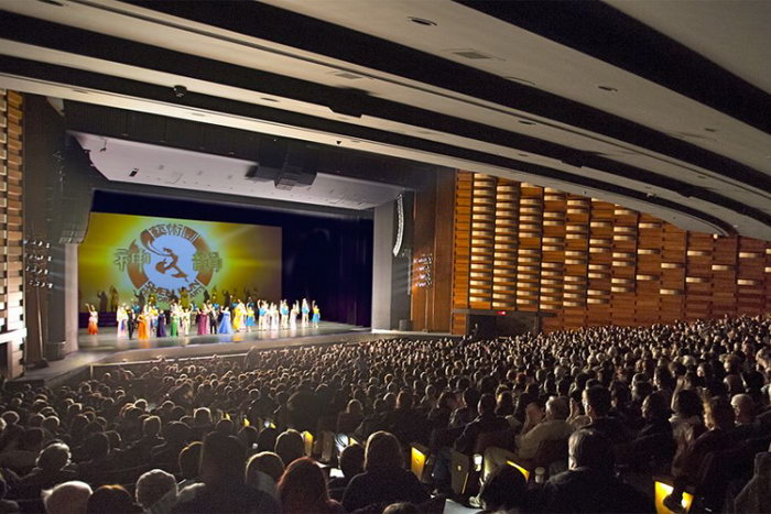 Shen Yun прощается со своей аудиторией в Торонто в ходе мирового турне в этом году. 20 января 2013 года. Фото: Эван Нин/Великая Эпоха (The Epoch Times)