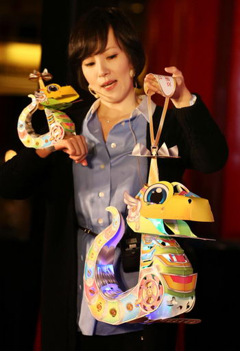 Тайваньская изобретательница изготовила лампу-змею, чтобы отпраздновать год Змеи: Фото: Central News Agency