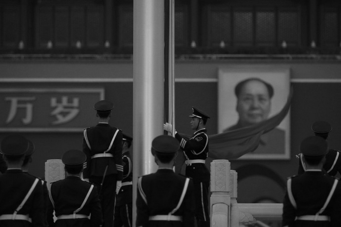 Полицейский устанавливает флаг PRC перед портретом Мао Цзэдуна на площади Тяньаньмэнь в Пекине 2 марта. Китайское центральное телевидение недавно цитировало Мао, сказавшего, что он был готов увидеть сотни миллионов убитых китайцев. Фото: Feng Li/Getty Images
