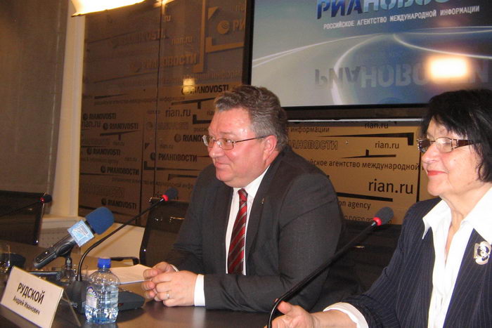 Ректор Политехнического университета, членкор РАН, А. Рудской беседует с журналистами. Фото: Татьяна Петрова/Великая Эпоха (The Epoch Times)