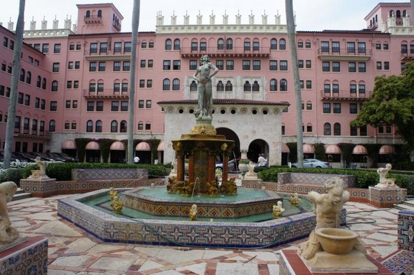 Вход в элегантный Boca Raton Beach Resort and Spa. SPA-центр Palazzo был построен по образцу Альгамбра, мавританского дворца в Испании. Фото: Beverly Mann