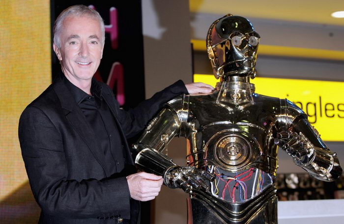 Звезда «Звёздных войн» Энтони Дениелс, который играет андроида C-3PO, позирует с маской C-3PO во время подписания DVD дисков фильма «Звёздные войны III: Месть Ситхов». Лондон, 2005 год. Фото: Gareth Cattermole/Getty