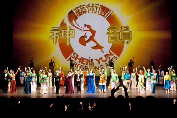 Труппа Shen Yun Performing Arts в Линкольн-центре, апрель 2012 года. Фото: Dai Bing/Великая Эпоха (The Epoch Times) 