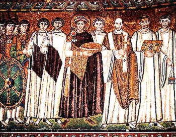 Император Юстиниан со свитой, приносящий дары храму. Мозаика в церкви Сан-Витале, Ровенна, Италия, 547 год. Фото: mirasky.hi.ru