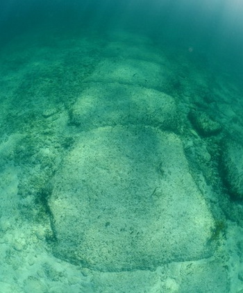 Бимини-Роуд (Дорога Бимини) — камни, погружённые в воду недалеко от побережья Багамских островов, которые, по словам некоторых учёных, были искусственной стеной, сооружённой приблизительно 10 000-20 000 лет назад. Стена является доказательством того, что доисторические цивилизации были намного более передовыми, чем это готова признать современная наука. Фото: Shutterstock*