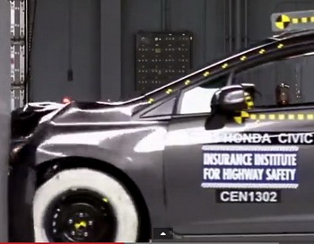 Страховой институт дорожной безопасности провёл краш-тест Honda Civic, по завершении которого автомобиль получил высший балл за безопасность. Фото: YouTube