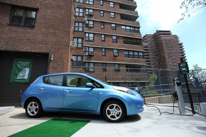 Электромобиль Nissan Leaf подключён к зарядной станции в спальном районе Seward Park на Lower East Side в Манхэттене. Нью-Йорк, США, 6 мая 2011. С новыми скидками и улучшенным аккумулятором увеличилось количество женщин, желающих купить Leaf. Фото: SYAN HONDA/AFP/Getty Images