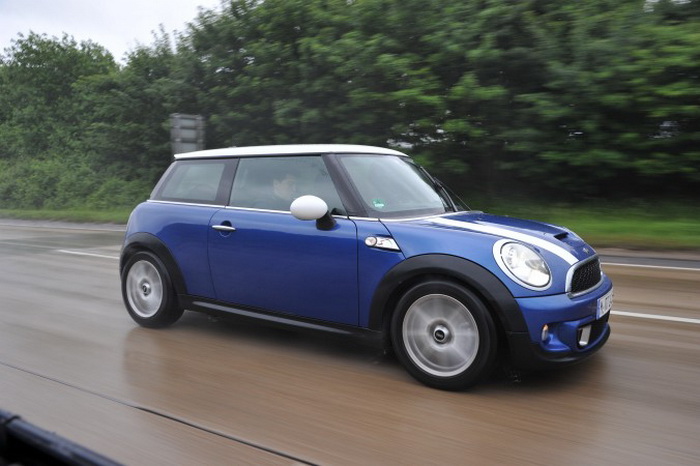 Mini Cooper S 2013. Мини-автомобиль по своей природе — это автомобильная классика, её икона. Фото: BMW