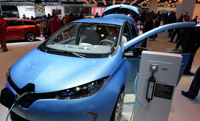 Renault Zoe на автосалоне 11 сентября 2013 года во Франкфурте. Фото: Thomas Lohnes/Getty Images