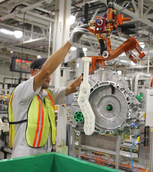 Завод Ford Motor Company запустил производственную линию новой гибридной трансмиссии. Фоторепортаж с завода в городе Стерлинг Хайтс, штат Мичиган. Фото: Bill Pugliano/Getty Images