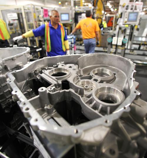 Завод Ford Motor Company запустил производственную линию новой гибридной трансмиссии. Фоторепортаж с завода в городе Стерлинг Хайтс, штат Мичиган. Фото: Bill Pugliano/Getty Images