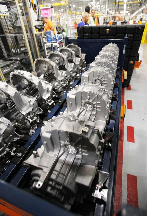 Завод Ford Motor Company запустил производственную линию новой гибридной трансмиссии. Фоторепортаж с завода в городе Стерлинг Хайтс, штат Мичиган. Фото: Bill Pugliano/Getty Images