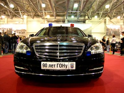 Merсedes-Benz S600 Pullman Guard - автомобиль президента весит  1,5 тонны, он тяжелее своего серийного аналога. Из-за увеличения массы были внесены изменения в конструкцию авто, которую усилили. Изменили ходовую часть и тормозную систему. Силовой агрегат – 8-цилиндровый двигатель, объемом 5,5 литров и мощностью 388 л.с. Фото с сайта avto.vesti.ru 