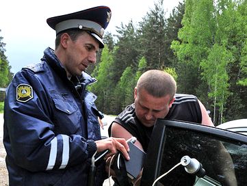 За тонирование стекол авто снимут номера. Фото с сайта avto.mail.ru