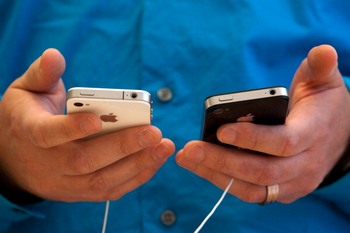 Компания iPhone-fix производит недорогую замену стекла Вашего любимого гаджета, предоставляя гарантию качества своей работы. Таким образом у Вас появляется своеобразная постзаводская гарантия на Ваш обновлённый смартфон. Фото: David Paul Morris/Getty Images