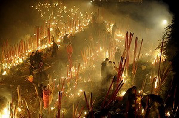    14 февраля, Чунцин люди зажгли огромные благовония  благословения. Фото:epochtimes.com