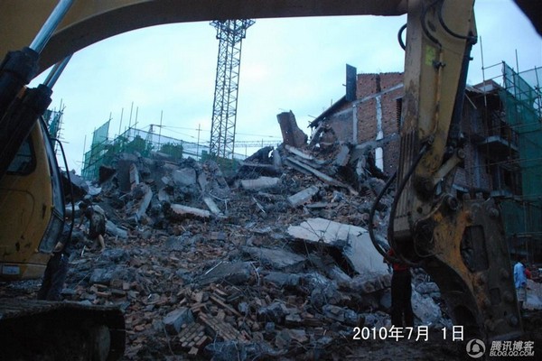 Рухнувшая новостройка. Провинция Сычуань. 1 июля 2010 год. Фото с kanzhongguo.com