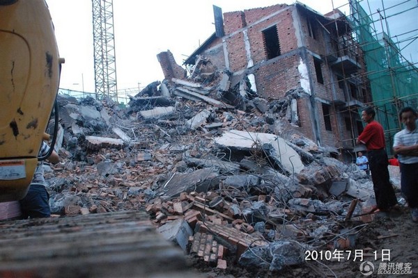 Рухнувшая новостройка. Провинция Сычуань. 1 июля 2010 год. Фото с kanzhongguo.com