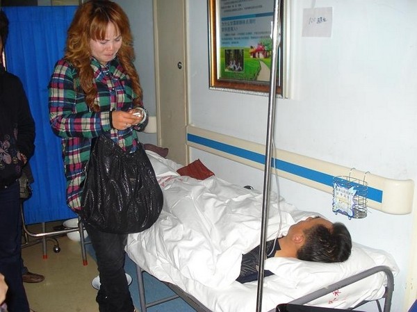 Недовольные суммой компенсации за снос домов жители города заблокировали улицу в знак протеста. Город Цзинчжоу провинции Хэбэй. Октябрь 2010 год. Фото с epochtimes.com 