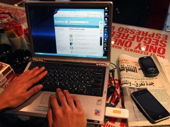 Человек смотрит на монитор, отображающий Twitter 27 января 2011 года в кафе в Каире, Египет. Люди по всему Египту используют Twitter и другие социальные сети для организации акций протеста. (Петр Макдиармид / Getty Images)