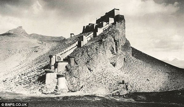 Крепость Khamba Jung. Тибет. Фото с dailymail.co.uк Британская военная экспедиция расположилась под крепостью Phari Jung. Тибет. Фото с dailymail.co.uк