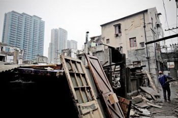 В Китае 2009 году наблюдался бешеный рост цен на рынке недвижимости. В Шанхае сносят дом для того, чтобы освободить место для новостроек. Фото: Getty 
