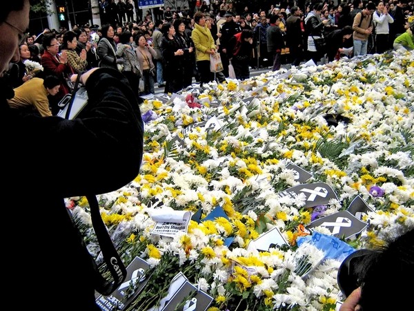 Памяти погибших во время пожара. Шанхай. Ноябрь 2010 год. Фото с epochtimes.com