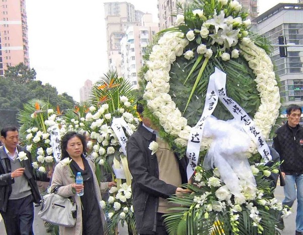 Памяти погибших во время пожара. Шанхай. Ноябрь 2010 год. Фото с epochtimes.com