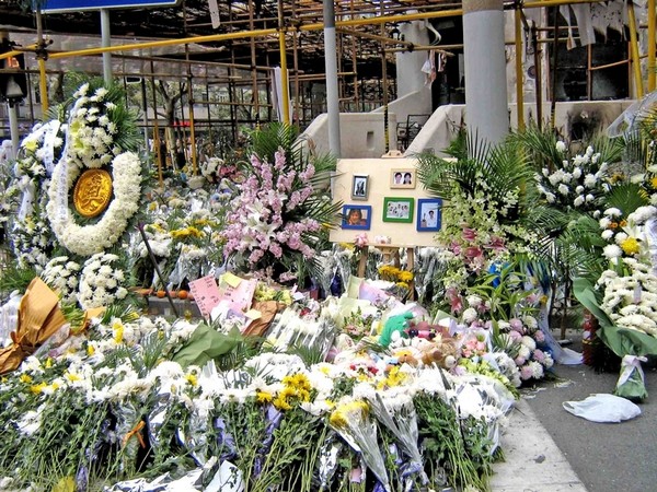 Памяти погибших во время пожара. Шанхай. Ноябрь 2010 год. Фото с epochtimes.com
