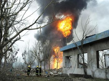 Foto: Пожарные на месте взрыва, произошедшего на заводе пластмасс в Нанкине, провинции Цзянсу (Восточный Китай), 28 июля 2010 г. Чиновники скрывают фактическое число работников завода, погибших в результате взрыва на трубопроводе. Фото: AFP / Getty Images