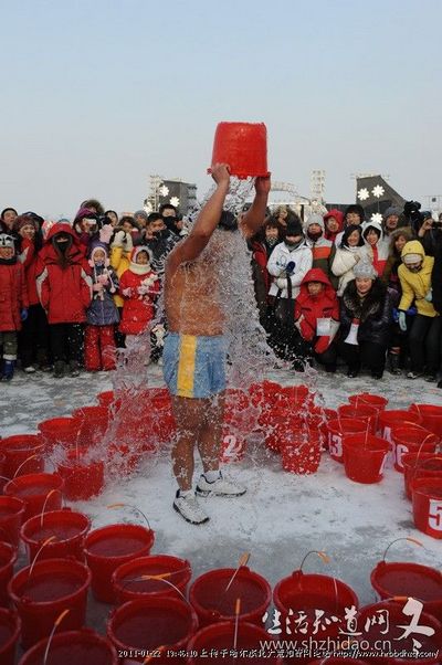Китайский «морж» вылил на себя 90 вёдер воды. Фото с hrbbdhzq.com