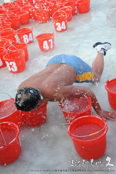 Китайский «морж» вылил на себя 90 вёдер воды. Фото с hrbbdhzq.com