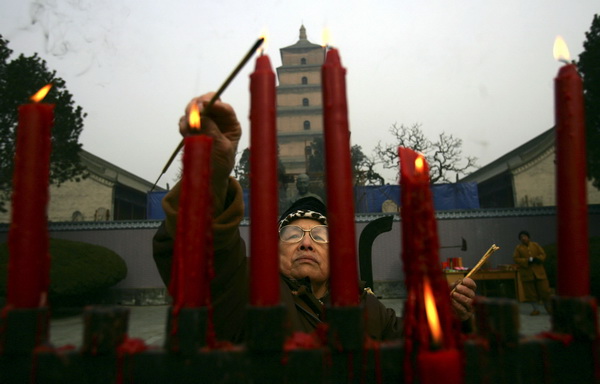 В Китае в Новый год традиция возжигание ладана.Фото:Getty Images