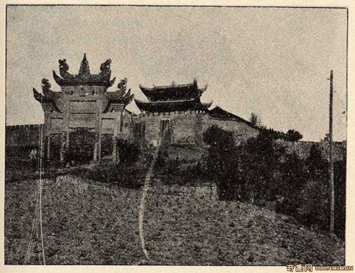 Таможенная застава возле реки Янцзы в 7 км от города Чунцина. Фото: Ernest Morrison
