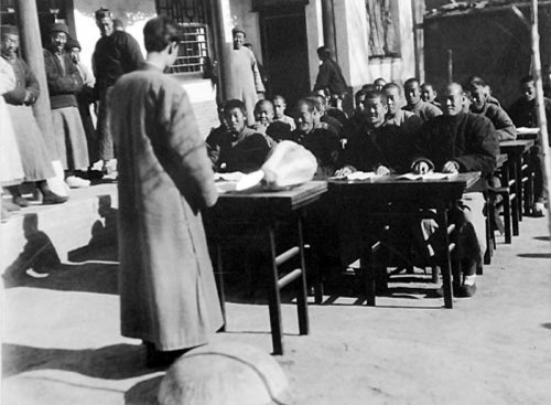 Уроки под открытым небом для людей любых возрастов. 1931 год. Фото с aboluowang.com