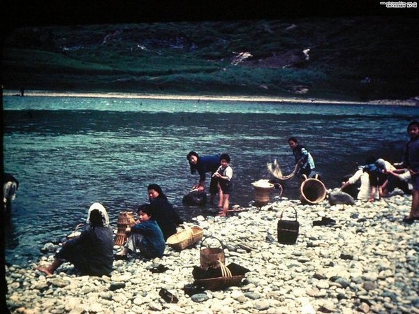 Женщины стирают одежду в чистой речной воде. Фото с aboluowang.com