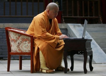 Настоятель Шаолиня Ши Юнсин работает за компьютером. Фото: Cancan Chu/Getty Images