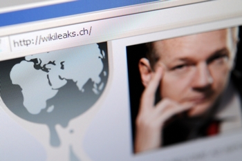 Сайт WikiLeaks обнародовал более 250 тыс. Секретных документов американских дипломатов. Фото: FABRICE COFFRINI/AFP/Getty Images
