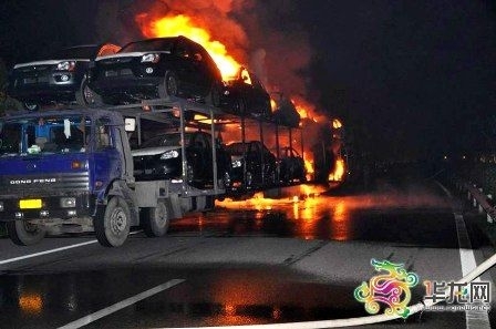 Горящий автовоз. Город Чунцин. Ноябрь 2010 год. Фото с epochtimes.com