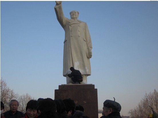 Памятник Мао Цзэдуну в Китае облили краской 