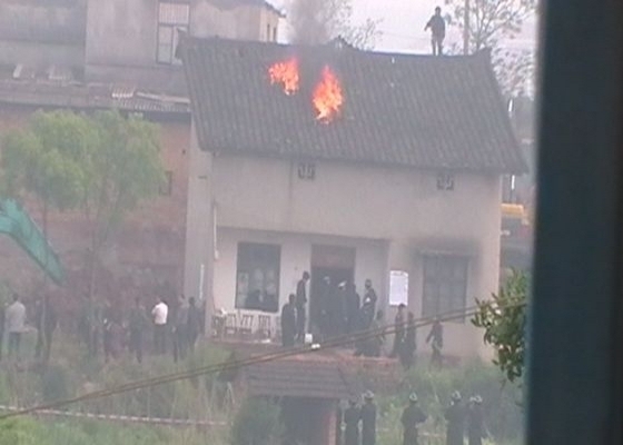 Самосожжение в знак протеста против сноса дома. Провинция Хунань. Апрель 2011 год. Фото с epochtimes.com