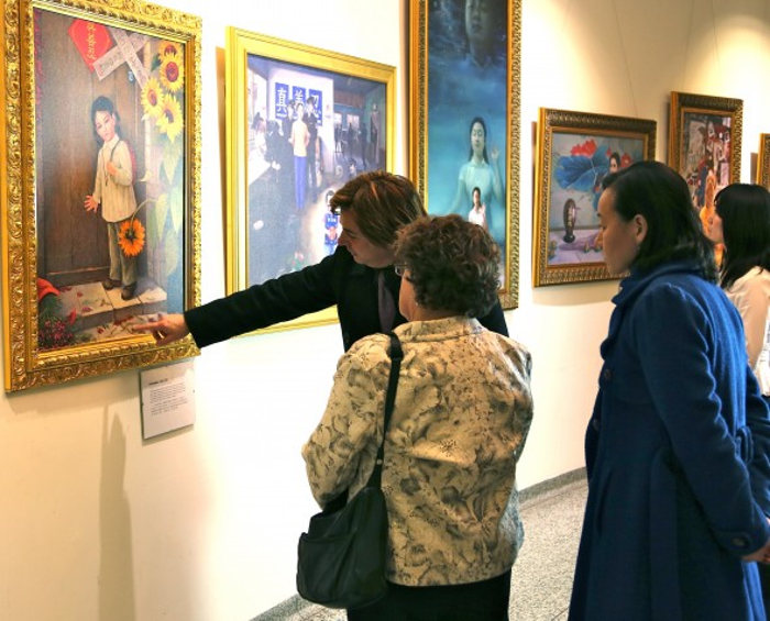 Посетители на выставке «Истина, Доброта, Терпение». Фото: Великая Эпоха (The Epoch Times)