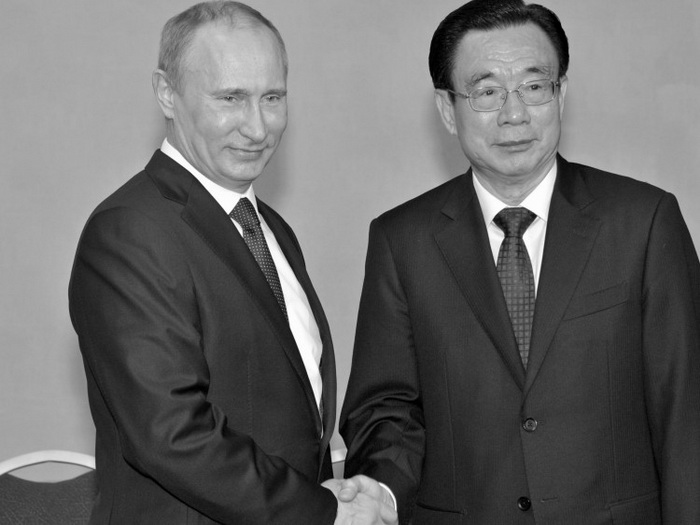 Президент России Владимир Путин (слева) и Хэ Гоцян (справа), один из руководителей коммунистической партии Китая, на ежегодном экономическом форуме в Санкт-Петербурге, 21 июня. Фото: Alexei Nikolsky/AFP/Getty Images)
