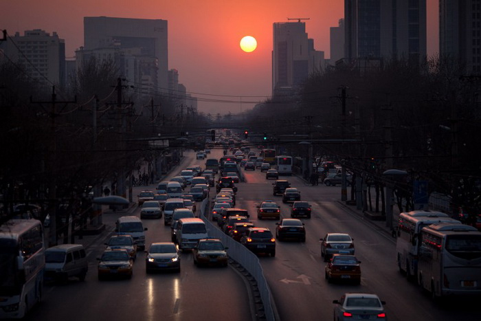 Закат в Пекине 25 марта 2012 года. Фото: Ed Jones/AFP/Getty Images
