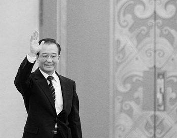 Вэнь Цзябао, премьер-министр Китая, прибыл на пресс-конференцию после закрытия Всекитайского собрания народных представителей (ВСНП), в Большой народный зал, 14 марта, Пекин. Вэнь Цзябао настаивает на прекращении преследования Фалуньгун. Фото: Lintao Zhang/Getty Images