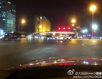 Скриншот с фотографией, которую на сайте Weibo разместил Ли Дэлинь, член редакционного совета финансового журнала Securities Market Weekly. Ли сообщил, что на проспекте Чан-ань в Пекине появились армейские автомобили. Фото с сайта epochtimes.com