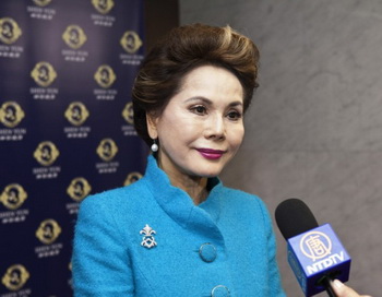 Г-жа Деви Сукарно была в полном восторге от просмотра выступления Shen Yun в Большом концертном зале Sunpalace в Фукуоке. Фото: Yu Gang/Великая Эпоха (The Epoch Times)